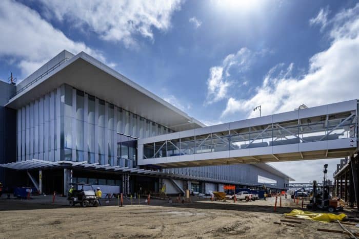 El Futuro del Aeropuerto Internacional de San Diego Impulsado por Datos Conectados El enfoque basado en datos del proyecto de la Terminal 1 de SAN también traerá grandes beneficios en el futuro. Con cada dato sincronizado en Docs, el equipo del proyecto tiene la certeza de que están capturando la información de diseño y construcción con integridad, lo que permitirá su uso durante las operaciones. A medida que la región siga evolucionando, SAN estará más preparado que nunca para crecer con ella. Los datos conectados que se están recopilando hoy servirán para futuras mejoras, impulsando potencialmente una mayor eficiencia mucho después de que se inaugure la primera fase de NT1 en 2025. En Autodesk University de este año, podrás conocer más sobre cómo los innovadores están utilizando la Plataforma de Diseño y Creación de Autodesk para transformar la arquitectura, la ingeniería, la construcción y las operaciones.